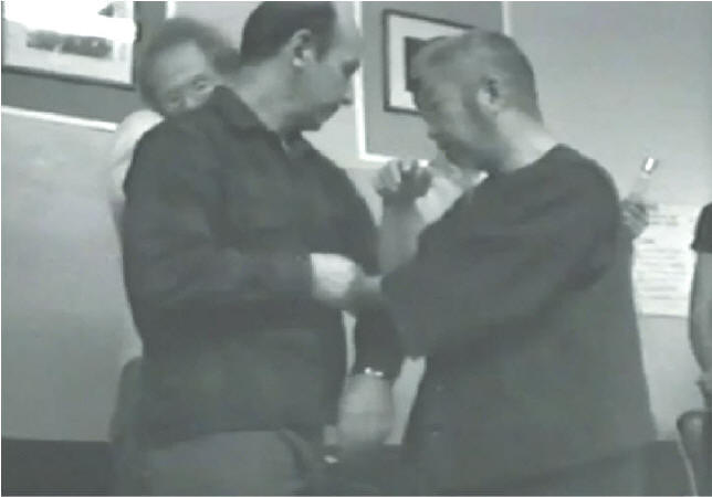 Tuishou: Cheng Manching demonstriert Push-Hands-Anwendung