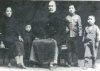 Yang Zhenduo ca. 1930 mit Bruder, Mutter und Vater